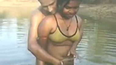 Pond Naked Bath - Village Couple Outdoor Bath In Pond - Indian Porn Tube Video