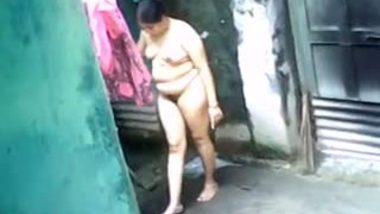 Desi Nude Bathing Outdoor - Desi Big Ass Aunty Outdoor Bath Captured By Neighbor indian porn
