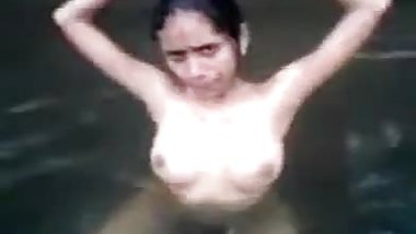 Xxxindh - Pakistani Sindhi Karachi Aunty Nude River Bath indian porn
