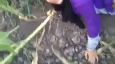 Hindisex video of a big ass bhabhi enjoying outdoor sex with her lovers