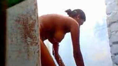 neighbor girl bathing3