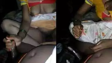 बिहारी भाभी ने देसी चूत दिखाई लंड को हेंडजॉब देते हुए