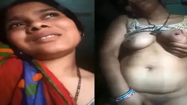 फोन मे बातें करते हुए चूत मे उंगली