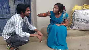 गाँव के भाभी को सिगरेट पिलाके चोदा