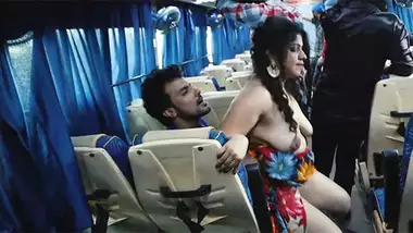 भाभी को चोद दिया चलती हुई बस के अंदर