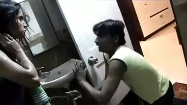 लड़का गर्भ रोकने के घरेलू उपाय झांक जबकि सेक्सी लड़की स्नान में स्नान