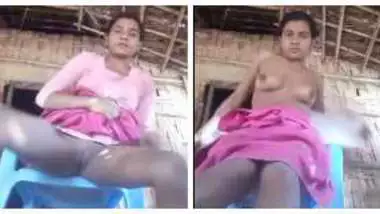 डर डर के हस्तमैथून करना सीखती देहाती लड़की