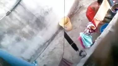 बंगाली प्यार और विश्वास के साथ माँ, स्नान