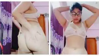 बड़े चूतड़ों पर तेज तर्रार चांटे जड़ती क्यूटी