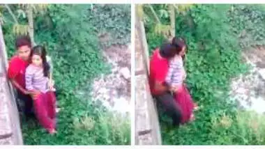 वॉल कंपाउंड की आड़ में चुदाई करता कपल