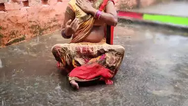 बारिश में भीग भीग चोदा गाड़ में डाला बोली चूत के कर उसकी चूत पर एक किस किया और वो मचल उठी