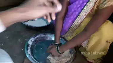 बीबी की बड़ी बहन की रसोई घर में पहली बार जबरदस्त चुदाई हिंदी आवाज में दर्द से जोर बोली अब मत करो anal sex