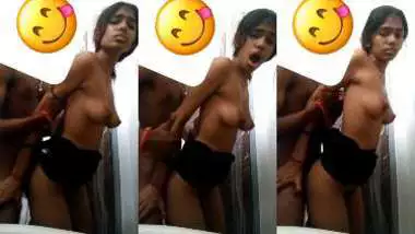 नुकीले चुचों वाली गर्लफ्रेंड को खड़े-खड़े पीछे से चोदा