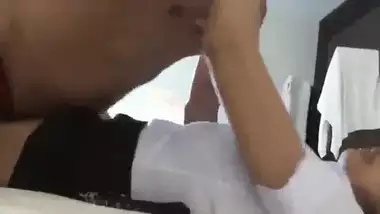 स्कूल की लड़की को पलंग पर लिटा कर चुदाई