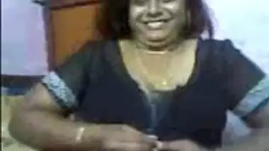 तमिल मॉम का ब्लाउज खोल कर बूब्स चूसे