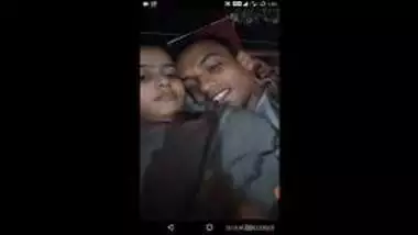 क्यूट कन्या के कबूतरों को खोलता बॉयफ्रेंड