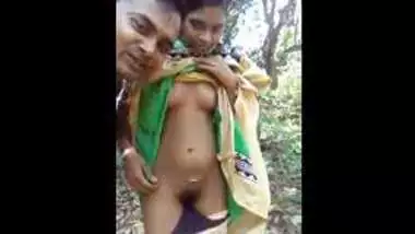 देहाती कपल का जंगल में न्यूड शो