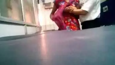 डॉक्टर ने लड़की की चूत मसली चेकिंग के बहाने