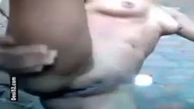 बेशर्म देहाती लड़की अपनी चूत दिखाते हुए