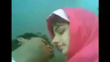 पाकिस्तानी हिजाबी लड़की का प्रेमी संग रोमांस