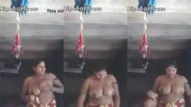 पड़ोसी भाभी ने रिकॉर्ड किए अपने दूध से भरे मटको जैसे बूब्स