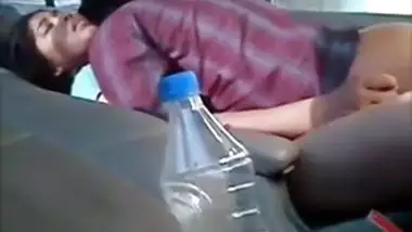 कमबख्त पोर्न भिडियो अपनी कार में सभी के लिए देखने के लिए