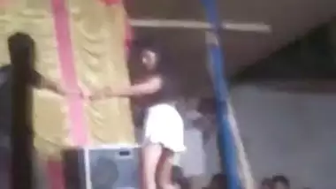 भारतीय विडियो ब्लू फुल इंग्लिश लड़की पट्टी नृत्य शो में