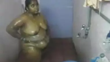 देसी - पोन सटार दक्षिण भारतीय चाची स्नान