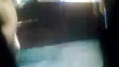 भारतीय हिंदी फिल्म सेक्सी वीडियो चाची की नग्न स्नान पड़ोसी द्वारा कब्जा कर लिया