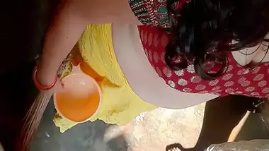 भाभी को चोदा पड़ोस ने बातरूम मे घुस कर