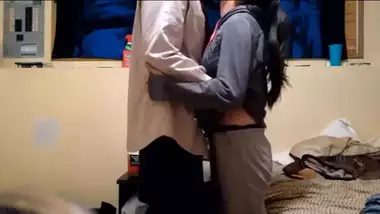 भाई-बहन(step-sister) का पहला सेक्स बहन को पटाने...