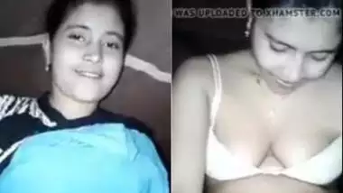 पति के खड़े लंड के साथ मुस्कुराते हुए खेलती शर्मीली बीवी