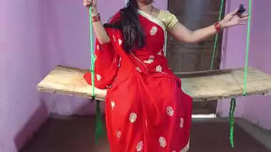 भाभी लाल साड़ी पहनकर झूला पर बैठकर कमाल की लग रही है आज तो चोदूंगा