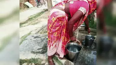 XXX गांव की लड़की को पानी के पंप पर लिटा कर उसकी चूचियों को चूसा ओर फिर अपने लन्ड का माल उसके मुंह पर छोड़ दिया।