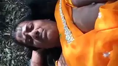 जंगल में देसी रंडी की चूत चुदाई