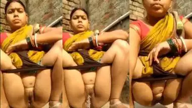 Nude Bhabhi pisses outdoors and records MMS