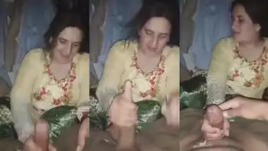 Karachi milf gives a handjob to her stepson in Pakistani sex