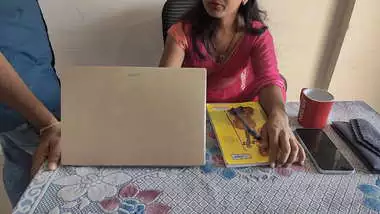 देसी इंडियन भाभी ऑफिस में काम कर रही थी तो उसको मैने जबरदस्त चोदा