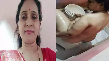 Mature bhabhi bathing naked caught by devar