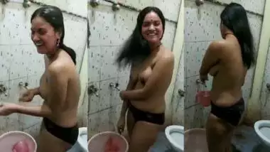 BF films his naked GF’s erotic bathing video