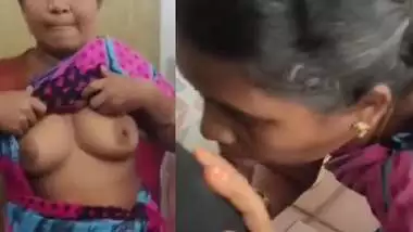 Tamil aunty lifts blouse and shows boobs before blowjob